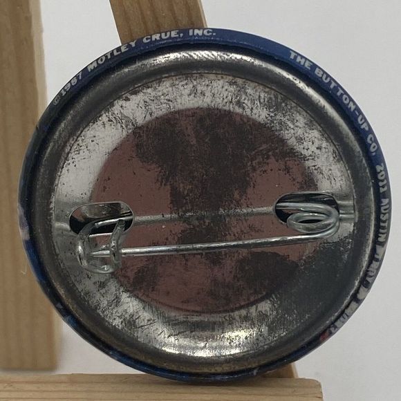 MOTLEY CRUE pin Vintage 80s band pin Pinback Button Badge 1987 - Picture 3 of 6